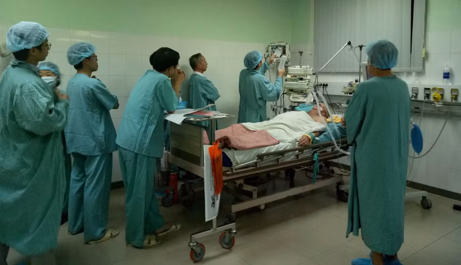 Ê kíp Các bác sĩ Tim mạch can thiệp Bệnh viện Quốc tế T.Ư Huế với tất cả trí tuệ và nỗ lực không mệt mỏi để cứu chữa bệnh nhân Bernard Henneau Ê kíp Các bác sĩ Tim mạch can thiệp Bệnh viện Quốc tế T.Ư Huế với tất cả trí tuệ và nỗ lực không mệt mỏi để cứu chữa bệnh nhân Bernard Henneau