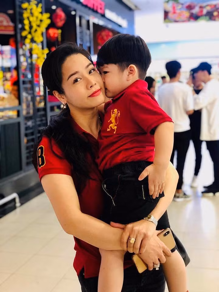 cuoc song lam me don than cua 2 nu ca si lay chong dai gia, ly hon bong trang tay - 4