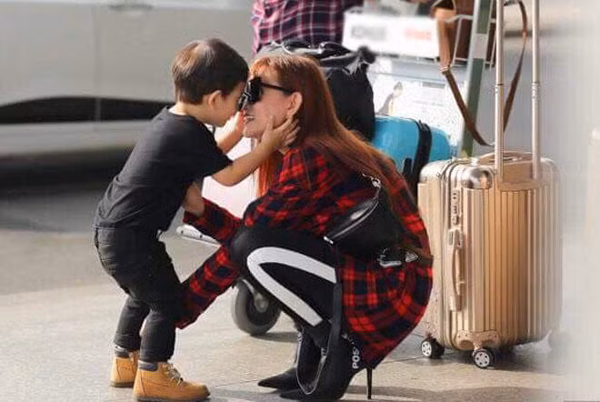 cuoc song lam me don than cua 2 nu ca si lay chong dai gia, ly hon bong trang tay - 9