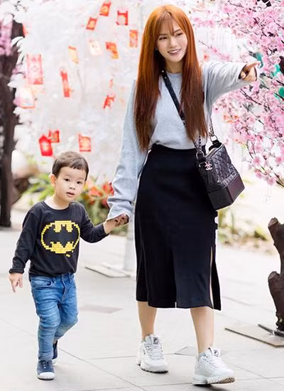 cuoc song lam me don than cua 2 nu ca si lay chong dai gia, ly hon bong trang tay - 11