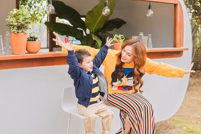 cuoc song lam me don than cua 2 nu ca si lay chong dai gia, ly hon bong trang tay - 8