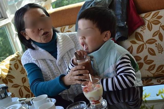 Mẹ chồng một mực đòi nhận nuôi bé trai, con dâu sững sờ phát hiện một chuyện