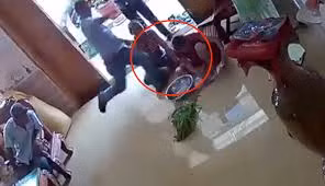 Đang nhặt rau trong nhà, người phụ nữ bị nhóm côn đồ lao vào đánh chấn thương sọ não