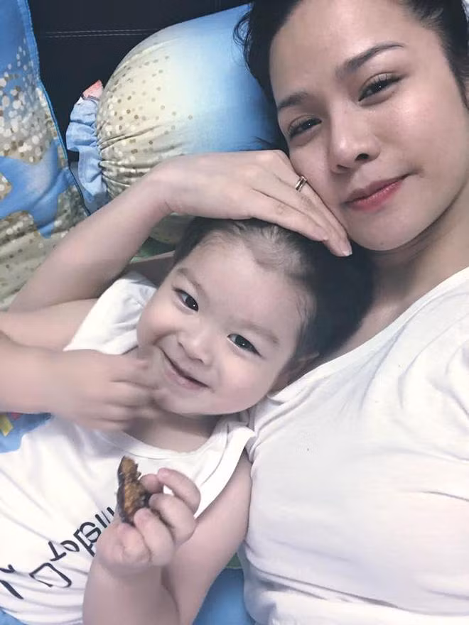 cuoc song lam me don than cua 2 nu ca si lay chong dai gia, ly hon bong trang tay - 5