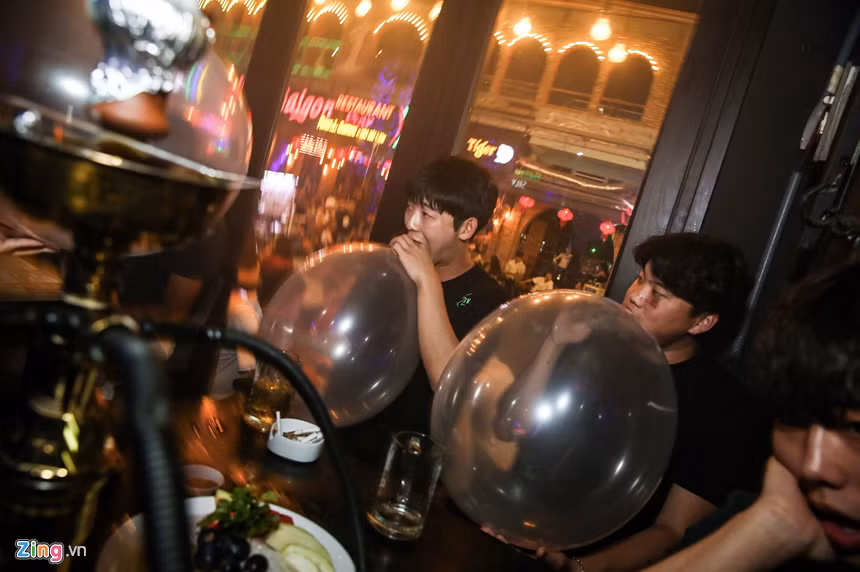 Anh: Bong cuoi duoc su dung nhan nhan o pho Bui Vien hinh anh 14