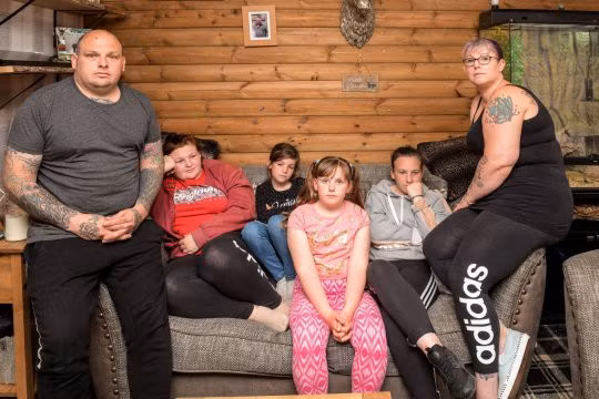 Bà mẹ lên tiếng cảnh báo mọi người sau khi cô con gái 6 tuổi bị kim tiêm giấu dưới ghế đâm vào người khi ngồi trên xe buýt - Ảnh 2.