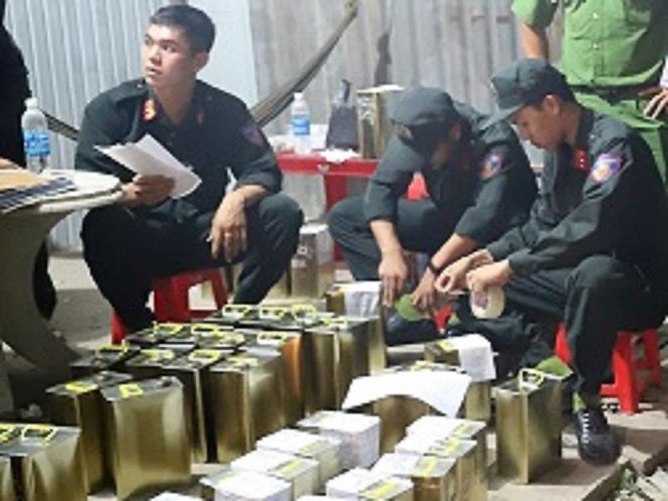 Cảnh sát thu giữ tang vật sản xuất xăng giả. Ảnh:Công an cung cấp. Cảnh sát thu giữ tang vật sản xuất xăng giả. Ảnh: Công an cung cấp.