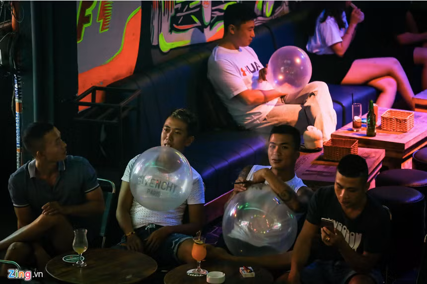 Anh: Bong cuoi duoc su dung nhan nhan o pho Bui Vien hinh anh 2