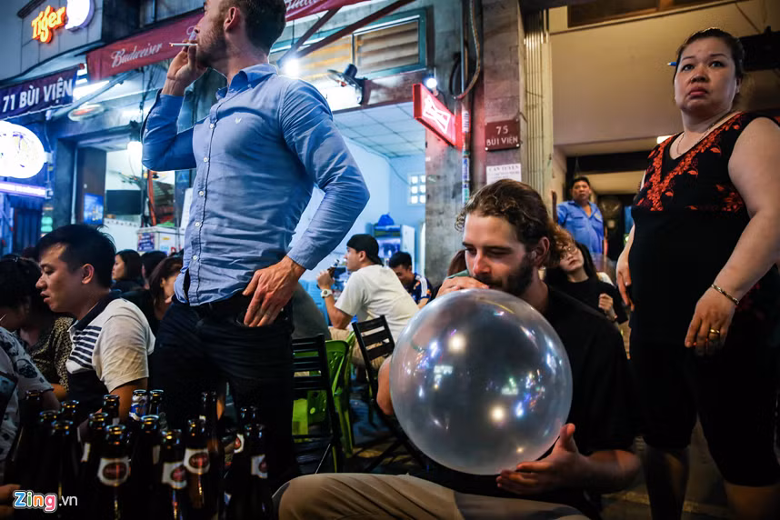 Anh: Bong cuoi duoc su dung nhan nhan o pho Bui Vien hinh anh 11