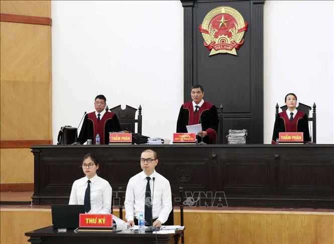 Hội đồng xét xử tại phiên tòa. Ảnh: Văn Điệp/TTXVN Hình ảnh xét xử phúc thẩm Phan Văn Anh Vũ và 4 cựu cán bộ công an