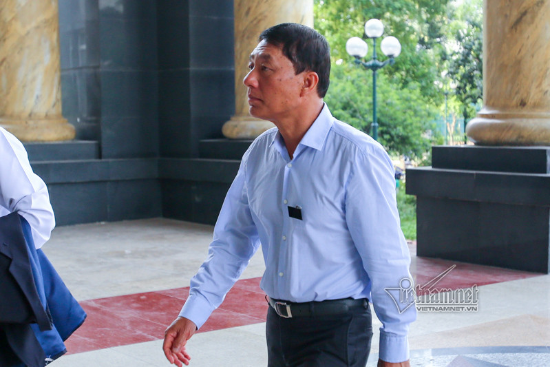 Cựu Thứ trưởng Công an Trần Việt Tân đến tòa. Ảnh: Phạm Hải Hình ảnh xét xử phúc thẩm Phan Văn Anh Vũ và 4 cựu cán bộ công an