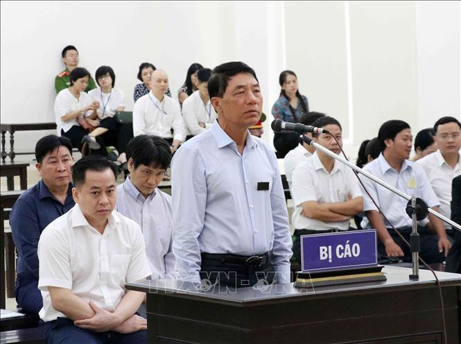 Bị cáo Trần Việt Tân (SN 3/5/1955, cựu Thượng tướng, Thứ trưởng Bộ Công an) khai báo trước tòa. Ảnh: Văn Điệp/TTXVN Hình ảnh xét xử phúc thẩm Phan Văn Anh Vũ và 4 cựu cán bộ công an