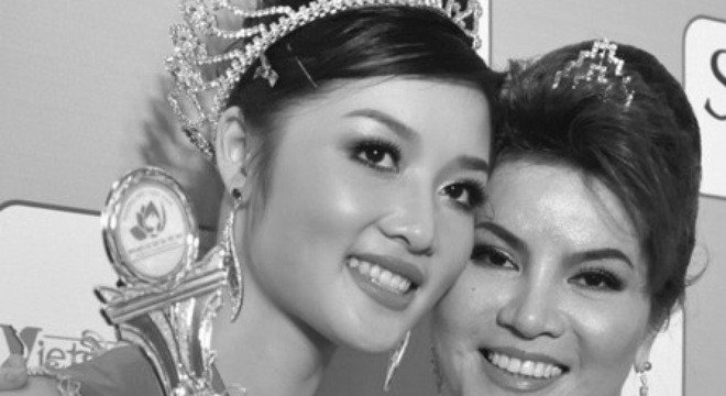 Hoa hậu Triệu Thị Hà và T.S Kim Hồng trong đêm chung kết Hoa hậu các dân tộc VN 2011.
