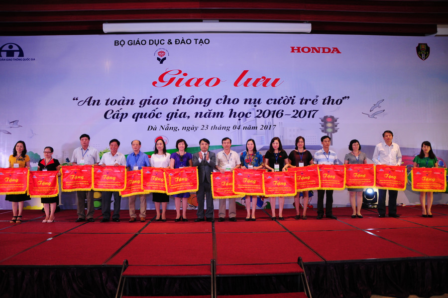 Các tập thể, cá nhân vinh dự nhận bằng khen của Ban tổ chức