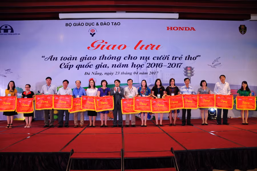 Các tập thể, cá nhân vinh dự nhận bằng khen của Ban tổ chức Các tập thể, cá nhân vinh dự nhận bằng khen của Ban tổ chức