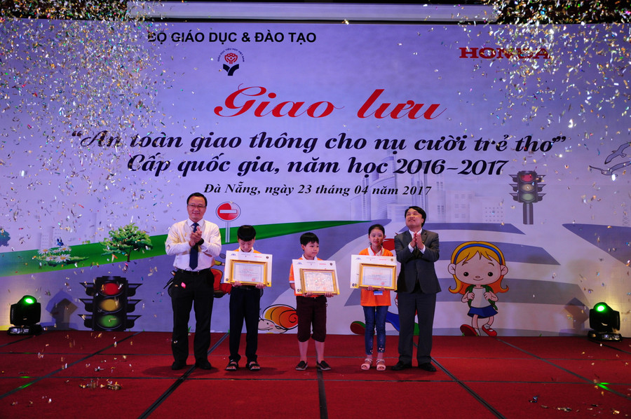 Đại diện Ủy ban An toàn giao thông trao giải cho các em học sinh