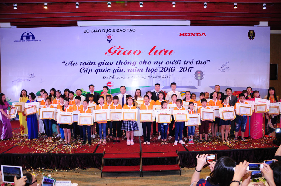 Học sinh và giáo viện đạt giải chụp hình kỉ niệm