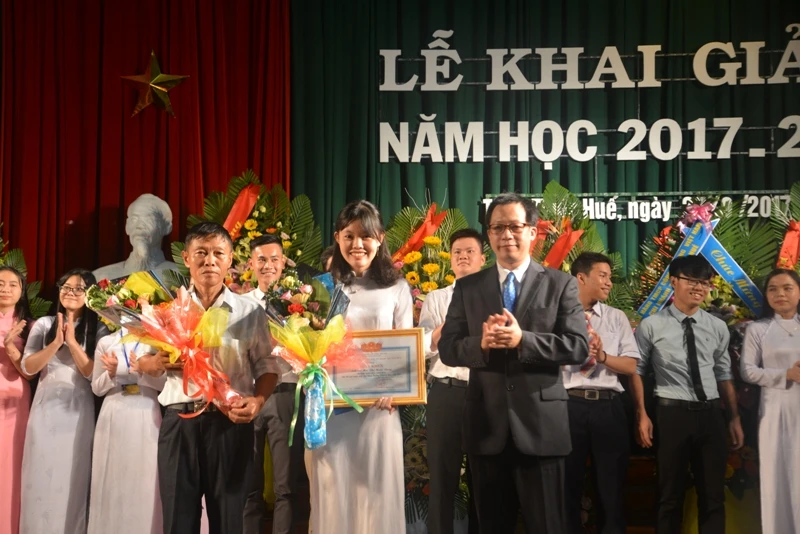 Tiến sĩ Lê Anh Phương – Hiệu trưởng Trường ĐHSP Huế tặng giấy khen cho các tân sinh viên đạt thủ khoa các ngành học 
