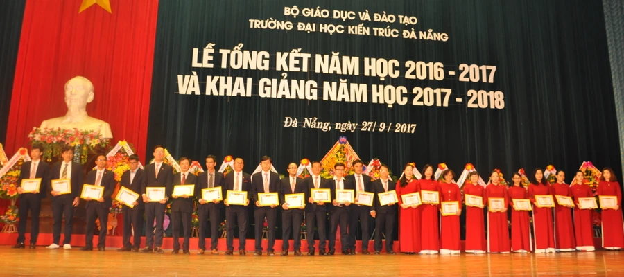 Khen thưởng các tập thể lao động tiên tiến, tập thể lao động xuất sắc.