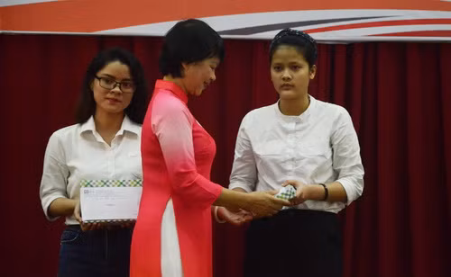 Trưởng khoa Luật trao quà cho 2 SV có gia đình bị thiệt hại nặng do ảnh hưởng cơn bão số 12. 