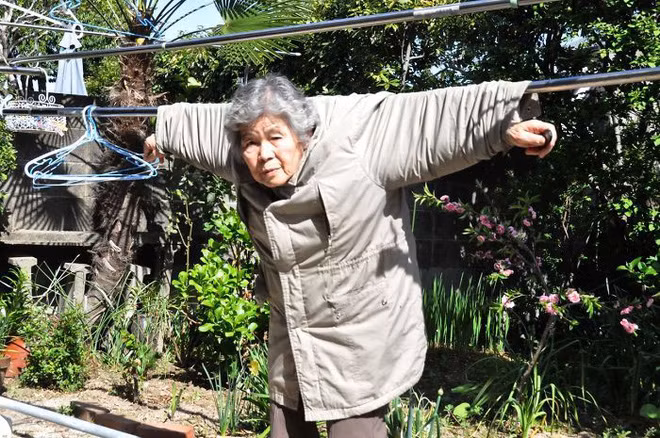 Bức ảnh cụ bà treo mình lên dây phơi và sự thật khiến dân mạng “ngã ngửa”