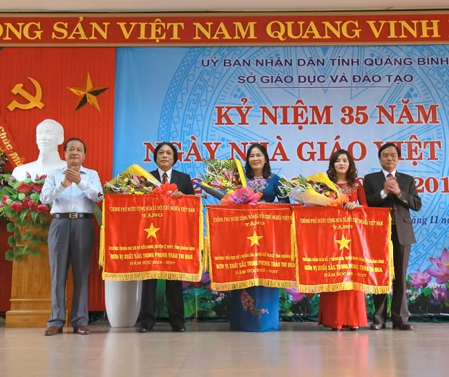 Lãnh đạo tỉnh cùng lãnh đạo Sở GD& ĐT tỉnh Quảng Bình đã trao cờ thi đua của Thủ tướng Chính phủ cho ba đơn vị xuất sắc nhất ngành 
