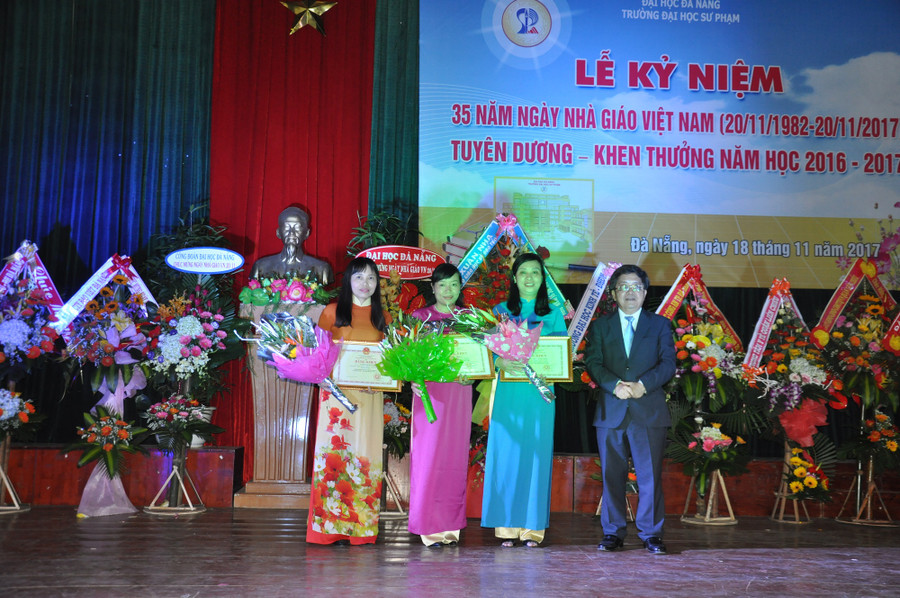 Thừa ủy quyền của Bộ trưởng Bộ GD&ĐT Phùng Xuân Nhạ, GS.TS Trần Văn Nam – Giám đốc ĐH Đà Nẵng trao bằng khen của Bộ trưởng Bộ GD&ĐT cho các tập thể, cá nhân.