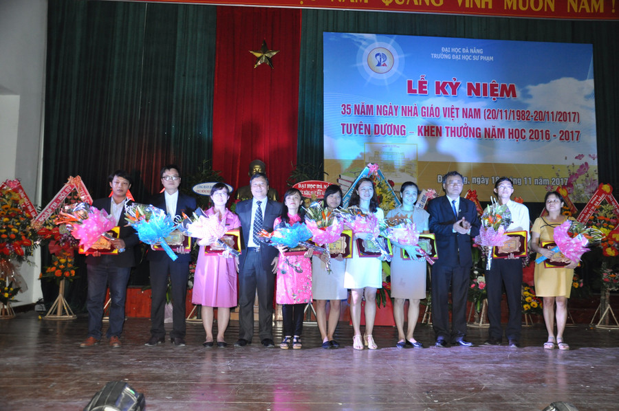 Bộ GD&ĐT công nhân danh hiệu Chiến sĩ thi đua cho GS.TS Đào Cường – giảng viên khoa Hóa học.