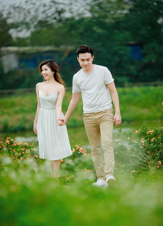 Nguyễn Hồng Thắm (23 tuổi) vừa tốt nghiệp cử nhân luật kinh tế - Viện Đại Học Mở Hà Nội.