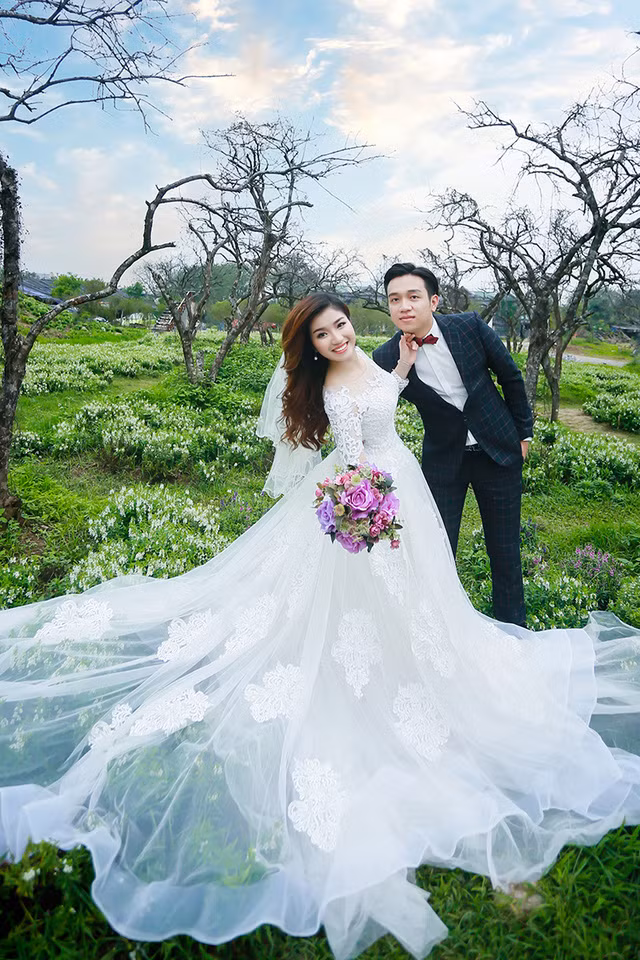  Tuy vậy, cô gái trẻ vẫn có những lo lắng. “Em cũng đã chuẩn bị rất nhiều kiến thức về hôn nhân gia đình bằng việc đọc sách. Không chỉ học cách làm vợ mà còn làm mẹ chuẩn bị cho con cái sau này. Ngoài việc đó ra em còn học thêm nhiều món ăn mới để chăm sóc cho sức khỏe gia đình tốt nhất”, Thắm chia sẻ. 