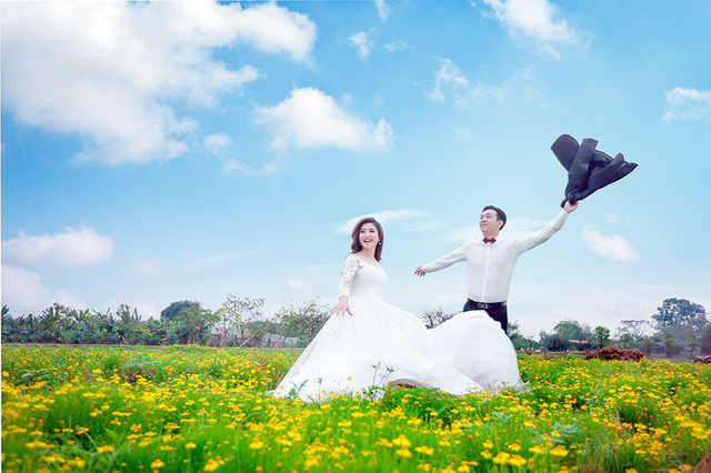 Hồng Thắm chia sẻ, hai người quen nhau được 1 tháng đã quyết định cưới. “Vì tìm được người phù hợp với mình rồi nên quyết định sẽ yêu thuơng và chung sống với nhau”, Thắm nói.