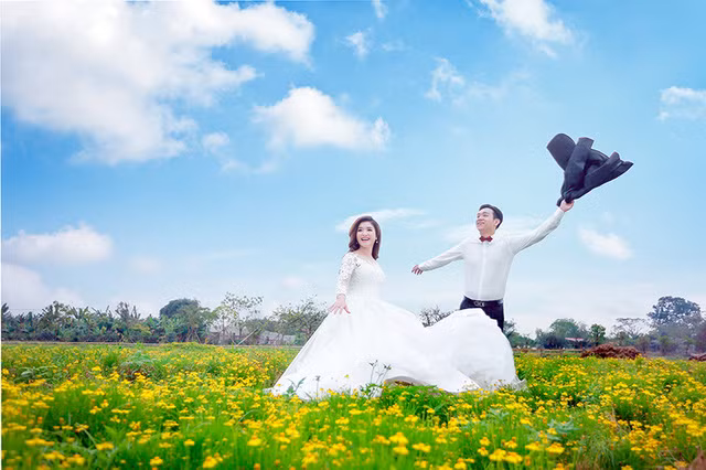 Hồng Thắm chia sẻ, hai người quen nhau được 1 tháng đã quyết định cưới. “Vì tìm được người phù hợp với mình rồi nên quyết định sẽ yêu thuơng và chung sống với nhau”, Thắm nói.