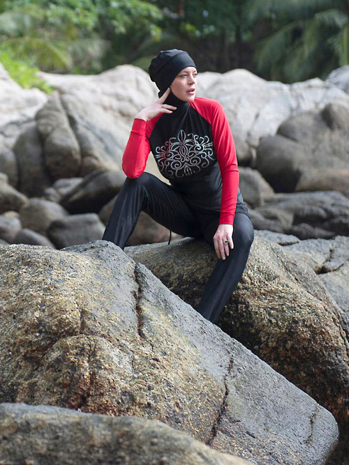 Trang phục kín mít này được thiết kế riêng cho các phụ nữ theo đạo Hồi. lindsay-lohan-mac-ao-tam-kin-tu-dau-den-chan-sau-khi-hoc-dao-hoi-1