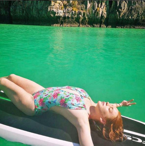 Cô đang có kỳ nghỉ dài ở Phuket, Thái Lan. lindsay-lohan-mac-ao-tam-kin-tu-dau-den-chan-sau-khi-hoc-dao-hoi-7