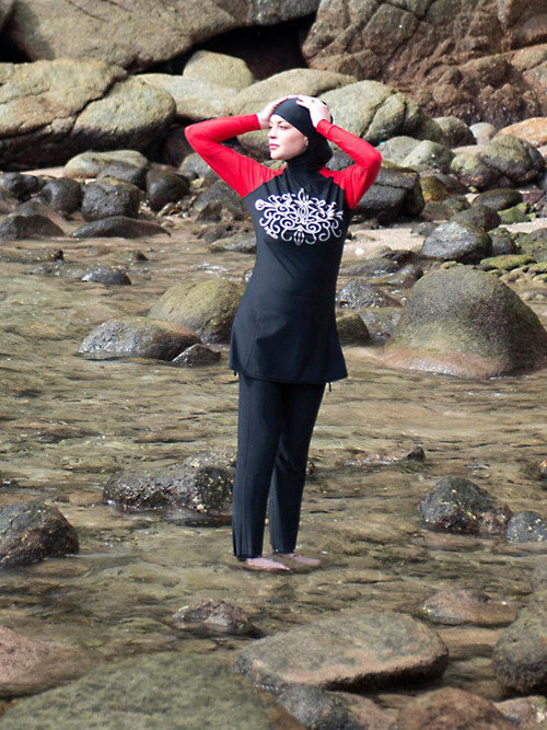 Lindsay Lohan xuất hiện khác lạ trên bãi biển trong bộ Burkini. lindsay-lohan-mac-ao-tam-kin-tu-dau-den-chan-sau-khi-hoc-dao-hoi