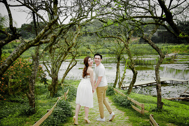 Không chỉ xinh đẹp, Thắm còn là một học sinh, sinh viên giỏi, là cây phong trào của lớp. Từ cấp 3 cho đến hết đại học. cô luôn giữ chức Bí thư chi Đoàn.