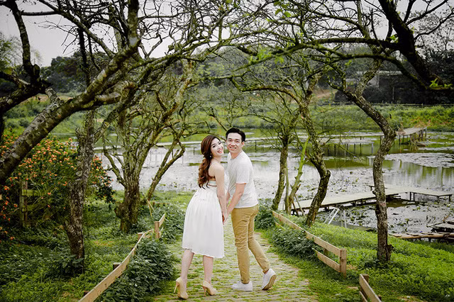 Không chỉ xinh đẹp, Thắm còn là một học sinh, sinh viên giỏi, là cây phong trào của lớp. Từ cấp 3 cho đến hết đại học. cô luôn giữ chức Bí thư chi Đoàn.