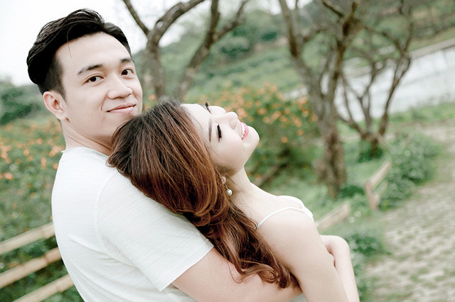  Hiện nay, Thắm đang làm trợ lý cho chủ tịch ở một công ty bất động sản, đồng thời là bà chủ shop thời trang. Cô gặp chồng trong công việc. “Gia đình chồng em đến nhờ việc liên quan đến mảnh đất nhà chồng. Gặp em hôm đầu tiên, anh tìm đủ cách làm quen bằng được. Rồi gặp nhau hẹn hò rất nhanh và cảm thấy rất hiểu nhau”. 