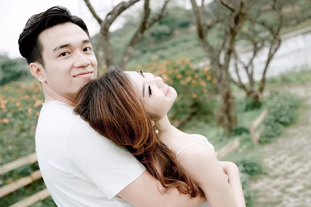  Hiện nay, Thắm đang làm trợ lý cho chủ tịch ở một công ty bất động sản, đồng thời là bà chủ shop thời trang. Cô gặp chồng trong công việc. “Gia đình chồng em đến nhờ việc liên quan đến mảnh đất nhà chồng. Gặp em hôm đầu tiên, anh tìm đủ cách làm quen bằng được. Rồi gặp nhau hẹn hò rất nhanh và cảm thấy rất hiểu nhau”. 