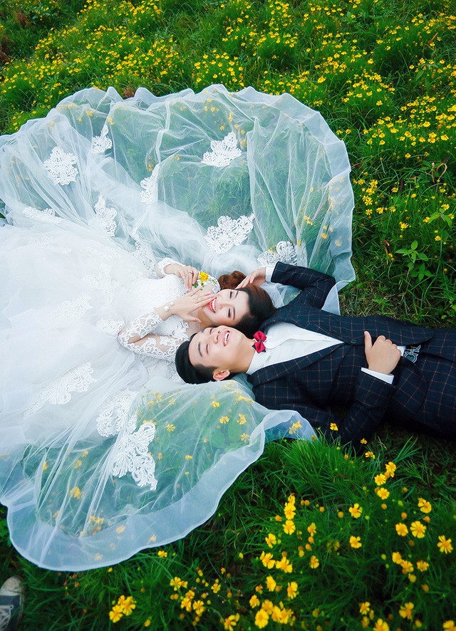 Chồng của người đẹp 26 tuổi, vừa tốt nghiệp đại học tại Úc và đang kinh doanh cùng gia đình.