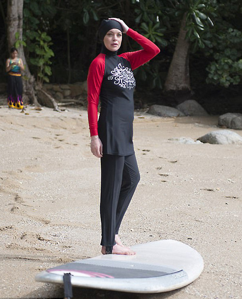 Khi được hỏi liệu có chuyển sang đạo Hồi hay không, Lindsay đáp: "Bạn không thể chuyển đổi sang một tôn giáo một sớm một chiều. Đó là cả một nền văn hóa và thực tiễn. Tôi không muốn bình luận về cái mà tôi chưa hoàn thành". lindsay-lohan-mac-ao-tam-kin-tu-dau-den-chan-sau-khi-hoc-dao-hoi-3