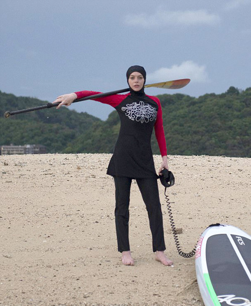 Lindsay gần đây tiết lộ rằng cô đang nghiên cứu kinh Koran và cảm thấy được "cứu rỗi tinh thần" và tâm hồn bình an mỗi khi đọc kinh. lindsay-lohan-mac-ao-tam-kin-tu-dau-den-chan-sau-khi-hoc-dao-hoi-2