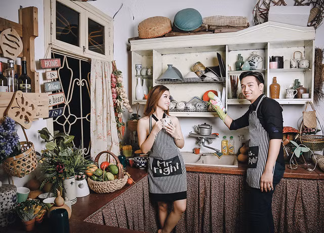 Thắm là Miss Thân Thiện của Hoa khôi sinh viên Hà Nội iMiss Thăng Long 2016. Năm 2015 cô được giải Miss Ảnh Hưng Yên. Năm 2014, Thắm lọt vào top 80 cuộc thi Nữ Sinh Việt Nam Duyên Dáng.