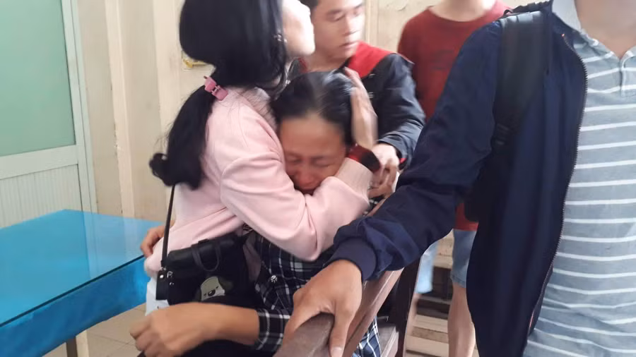 Bà Phan Thị Thủy (mẹ của sinh viên Vũ Thị Thảo) buồn đau, khóc ngất bên thi thể con. Bà Phan Thị Thủy (mẹ của sinh viên Vũ Thị Thảo) buồn đau, khóc ngất bên thi thể con.