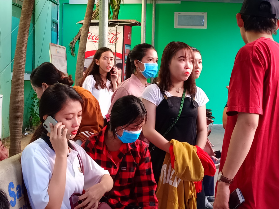 Người thân các nạn nhân chờ ngóng thông tin tại bệnh viên đa khoa Đà Nẵng