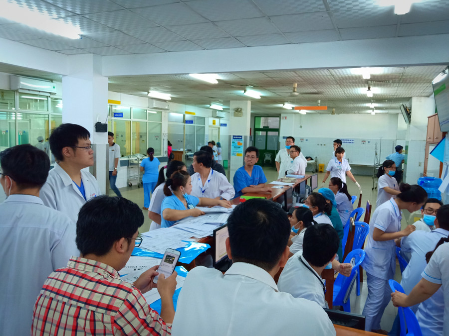 Các nạn nhận được các bác sĩ, y tá chăm sóc, cứu chữa tại phòng cấp cứu bệnh viên Đà Nẵng.