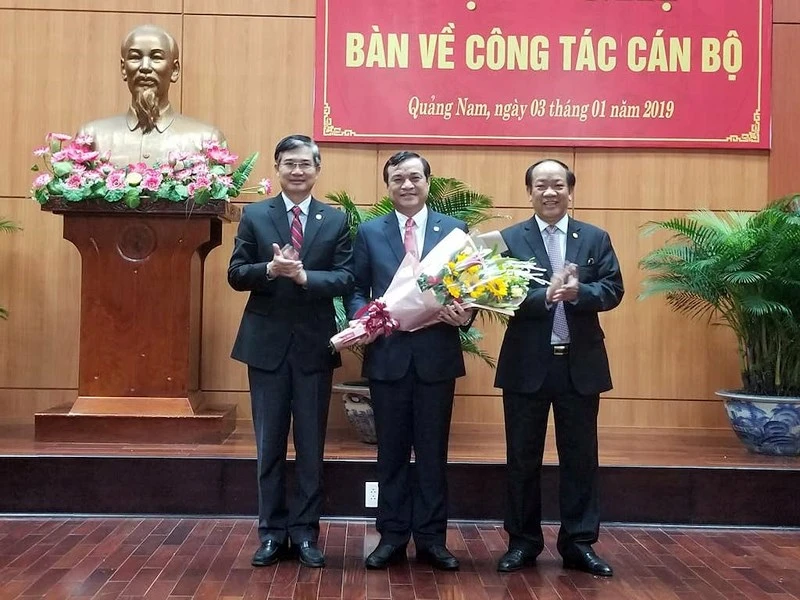 Ông Phan Việt Cường (đứng giữa) được bầu giữ chức Bí thư Tỉnh uỷ Quảng Nam nhiệm kỳ 2015-2020.