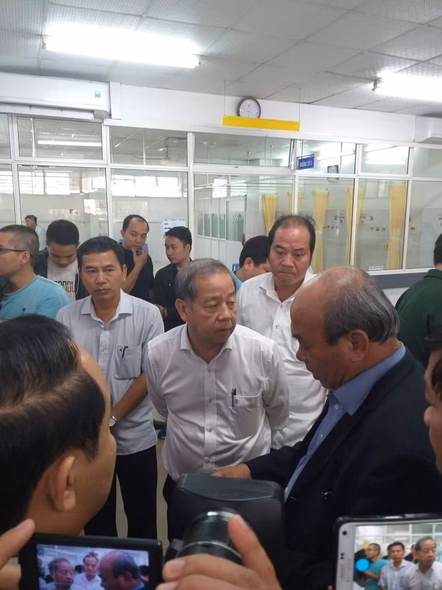Ông Phan Ngọc Thọ - Chủ tịch UBND tỉnh Thừa Thiên Huế đến bệnh viên thăm hỏi các nạn nhân