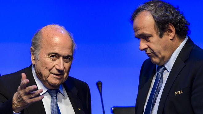 Ông Sepp Blatter (trái) và Michel Platini được cho là những nhân vật chính giúp Qatar đăng cai World Cup 2022