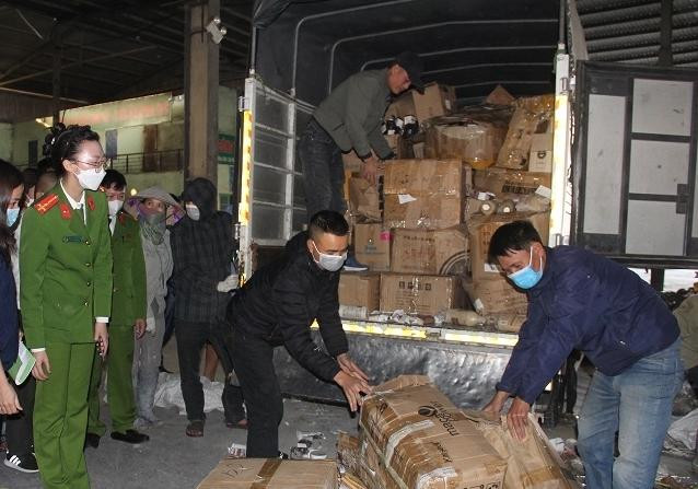 Số lượng lớn mỹ phẩm được đưa đi tiêu huỷ. Số lượng lớn mỹ phẩm được đưa đi tiêu huỷ.